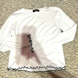 White cropped long sleeve Queen Bees shirt   no tag but fits M